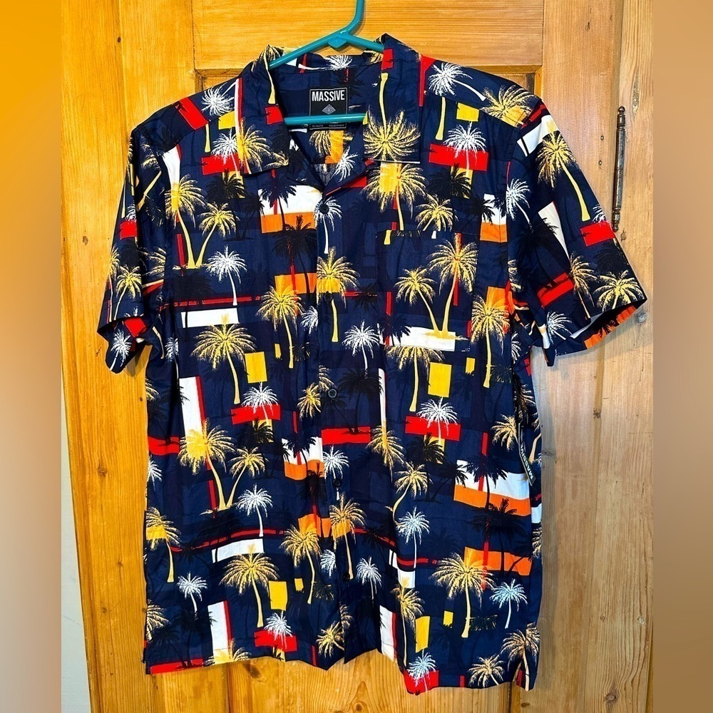 Massive Short Sleeve Tropical Button Down Shirt Men’s Size Large NWT